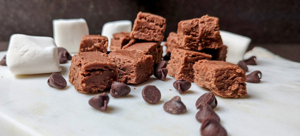 creamy marshmallow fudge on serving tray