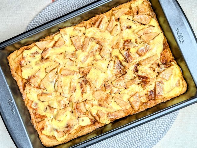 apple cinnamon kuchen in pan