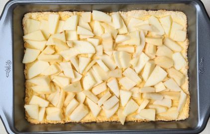 apple slices on top of cake layer