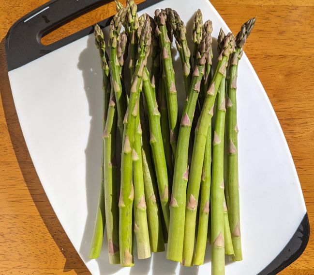 asparagus on cutting board