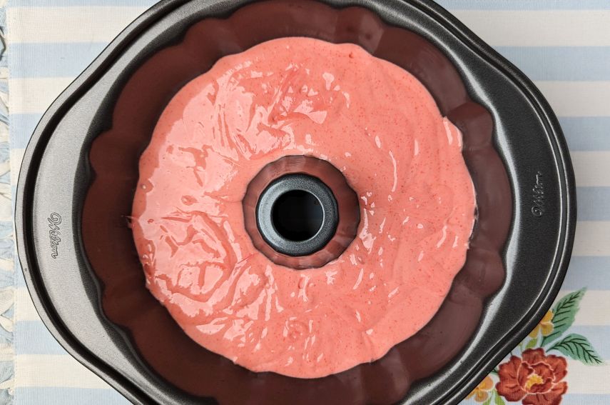 strawberry cake in bundt pan