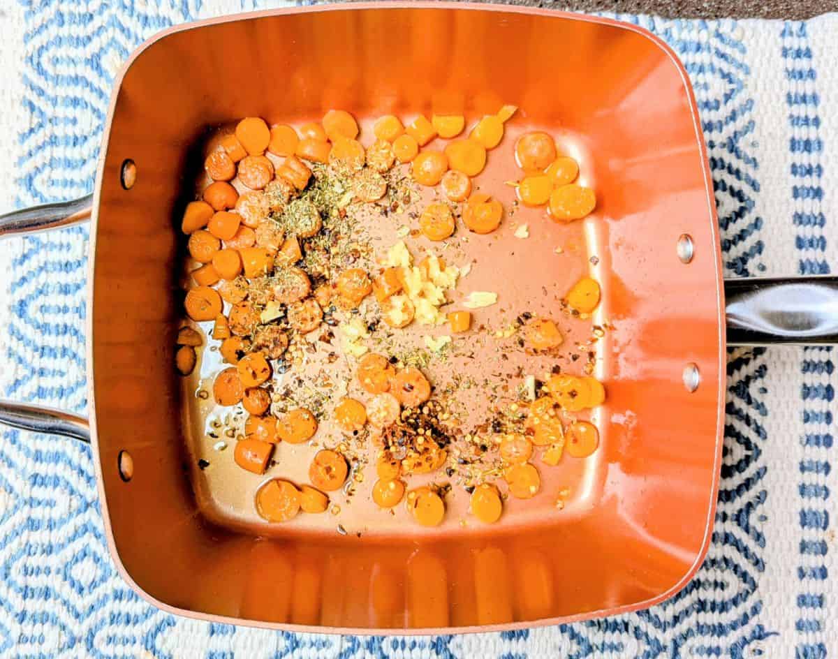 carrots and garlic with seasoning