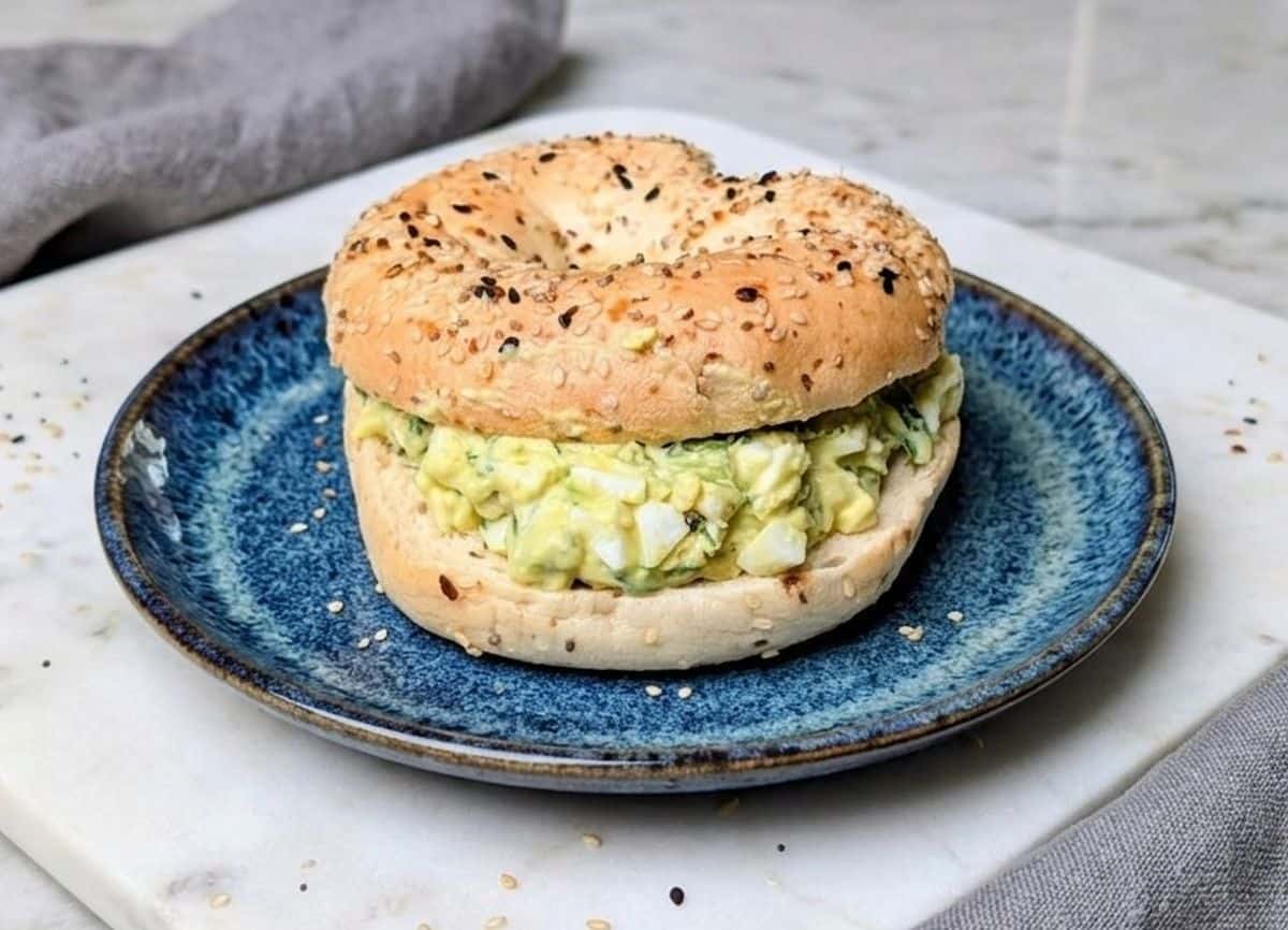 avocado egg salad on everything bagel samdwich