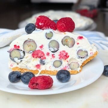 cool whip pie with berries