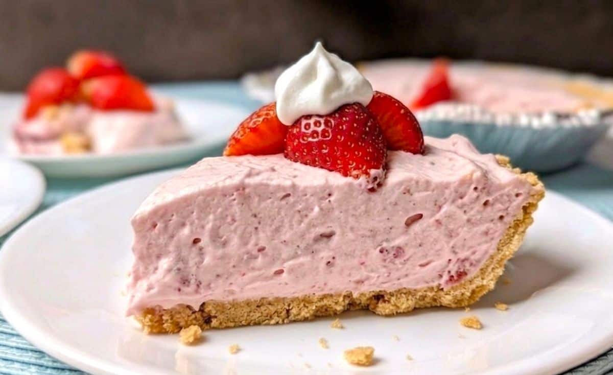 pie slice with pie in backgorund