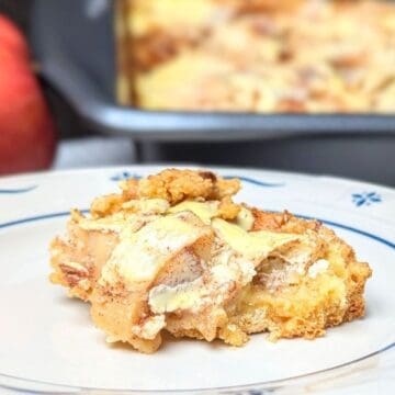 apple kuchen on plate